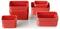 Czerwone plastikowe pojemniki o różnych rozmiarach, ułożone w stos i obok siebie na białym tle.