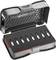 Zestaw siedmiu kluczy nasadowych w otwartej, czarnej walizce twardej. Klucze są starannie ułożone w piankowej wkładce.
