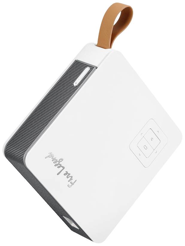 Przenośny biały głośnik Bluetooth w kształcie kostki z szarą siatką i brązowym skórzanym paskiem. Przyciski widoczne na górnej powierzchni.