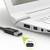 Zbliżenie laptopa z portami USB-A, Mini DisplayPort i innymi złączami po boku. Obok przewód z wtyczką USB.