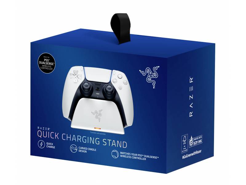 Niebieskie opakowanie zawiera 'Razer Quick Charging Stand' do kontrolerów PS5. Prezentuje biały stojak z umieszczonym na nim kontrolerem.