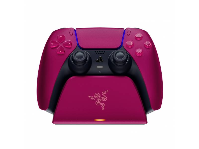 Różowy kontroler DualSense spoczywa na stacji ładującej.