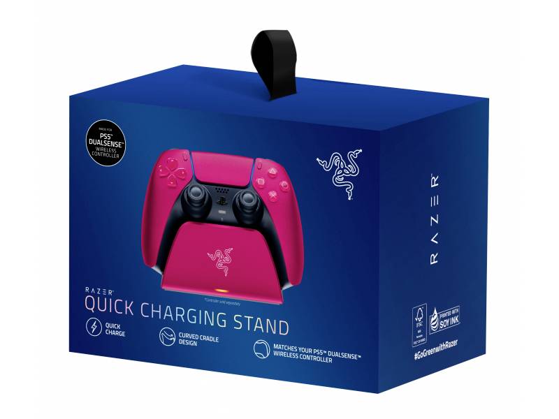 Opakowanie stojaka Razer Quick Charging do kontrolerów PS5. Przedstawia różowy kontroler na stacji ładującej z logo Razera.
