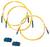 'Trzy żółte kable światłowodowe z niebieskimi złączkami połączone w pętlę i dwa luźne niebieskie złączki poniżej.'