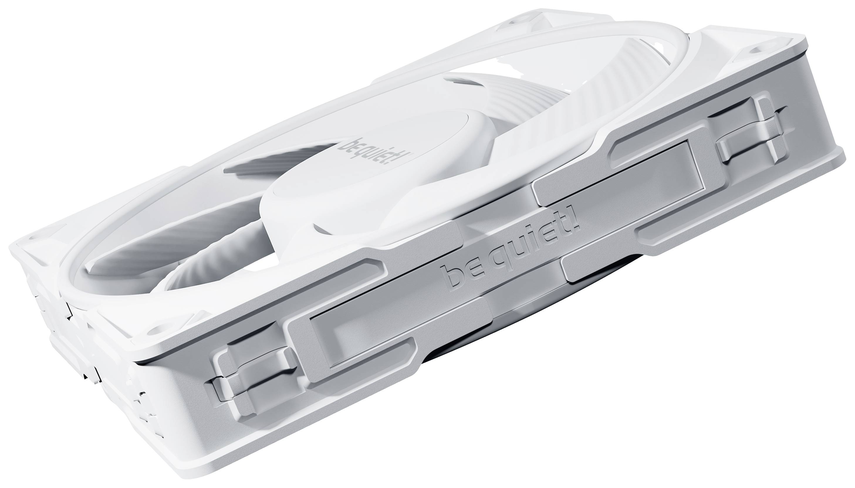 Biały wentylator komputerowy z napisem 'be quiet!', sfotografowany z boku, podkreśla smukłą sylwetkę i kształt łopatek wentylatora.