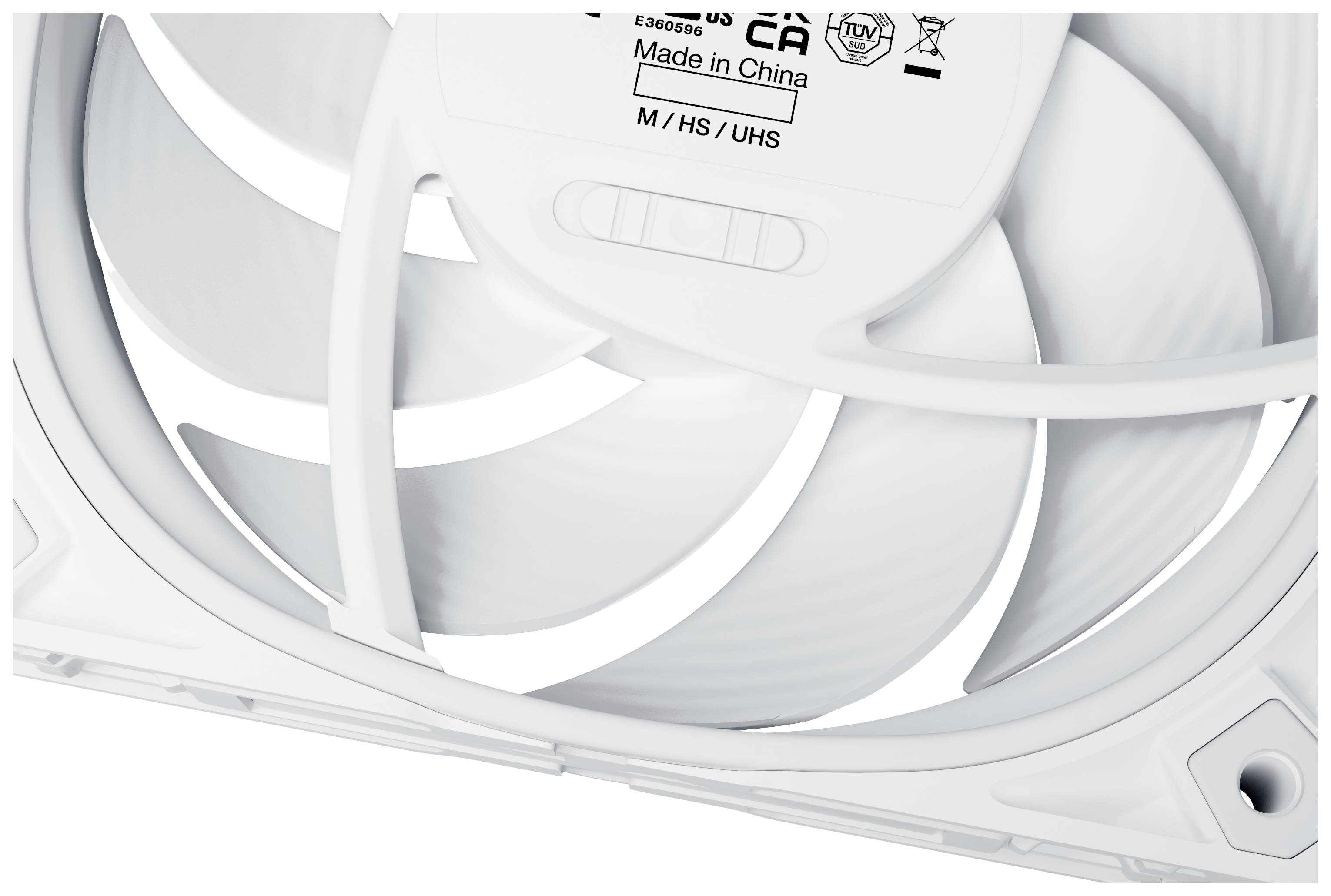 Białe, okrągłe łopatki wentylatora, ujęcie z bliska. Na górze widoczny jest napis: 'Made in China' wraz z innymi symbolami.