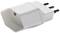 Biały adapter wtykowy z trzypinowym złączem, ułożony poziomo. Zaprojektowany do łączenia urządzeń z różnymi typami wtyczek.