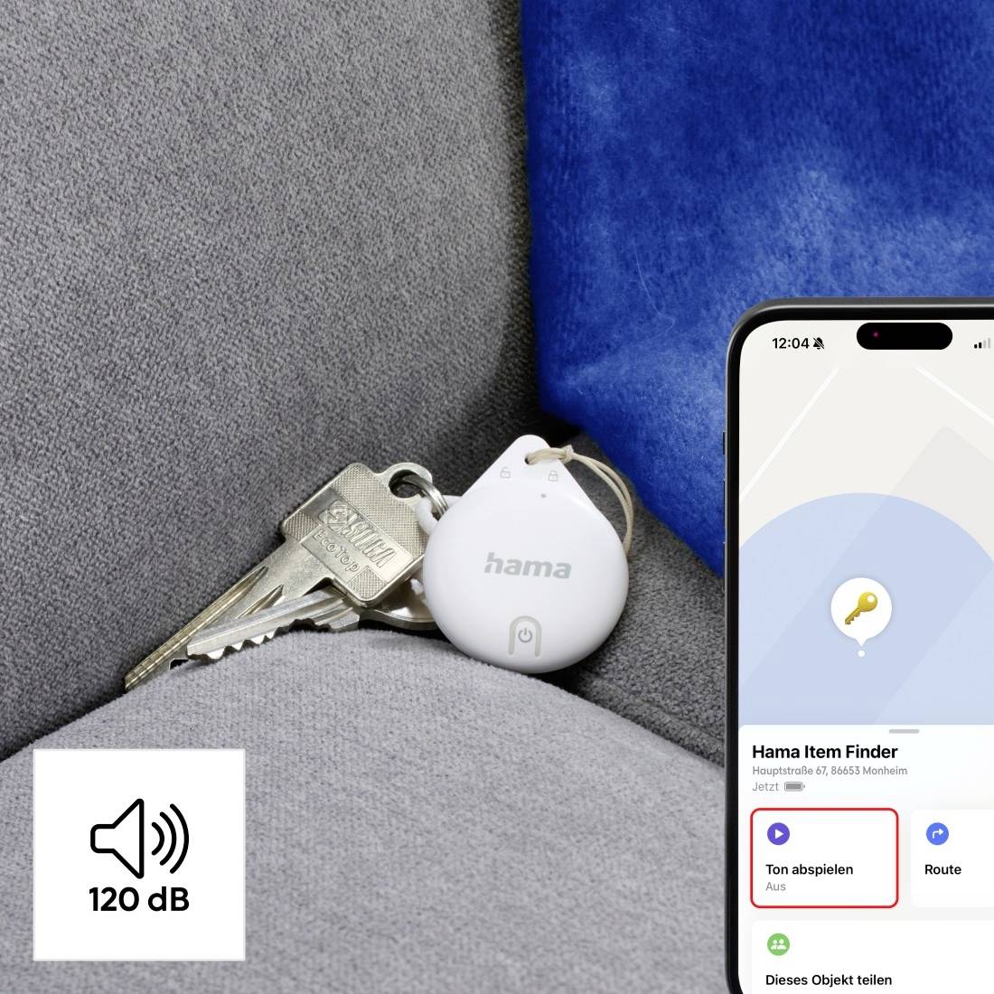 Brelok z lokalizatorem Hama Item Finder leżący na sofie. Smartfon wyświetla interfejs aplikacji z opcją 'Odtwórz dźwięk' oraz poziomem głośności 120 dB.