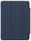 Ciemnoniebieskie etui typu folio do tabletu z trójdzielnym przednim pokrowcem i klapą po prawej stronie, pokazane zamknięte na białym tle.