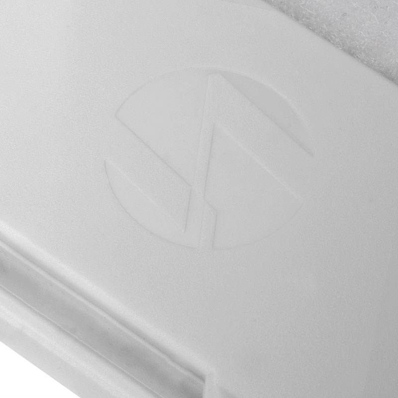 Białe geometryczne logo na strukturalnym tle.