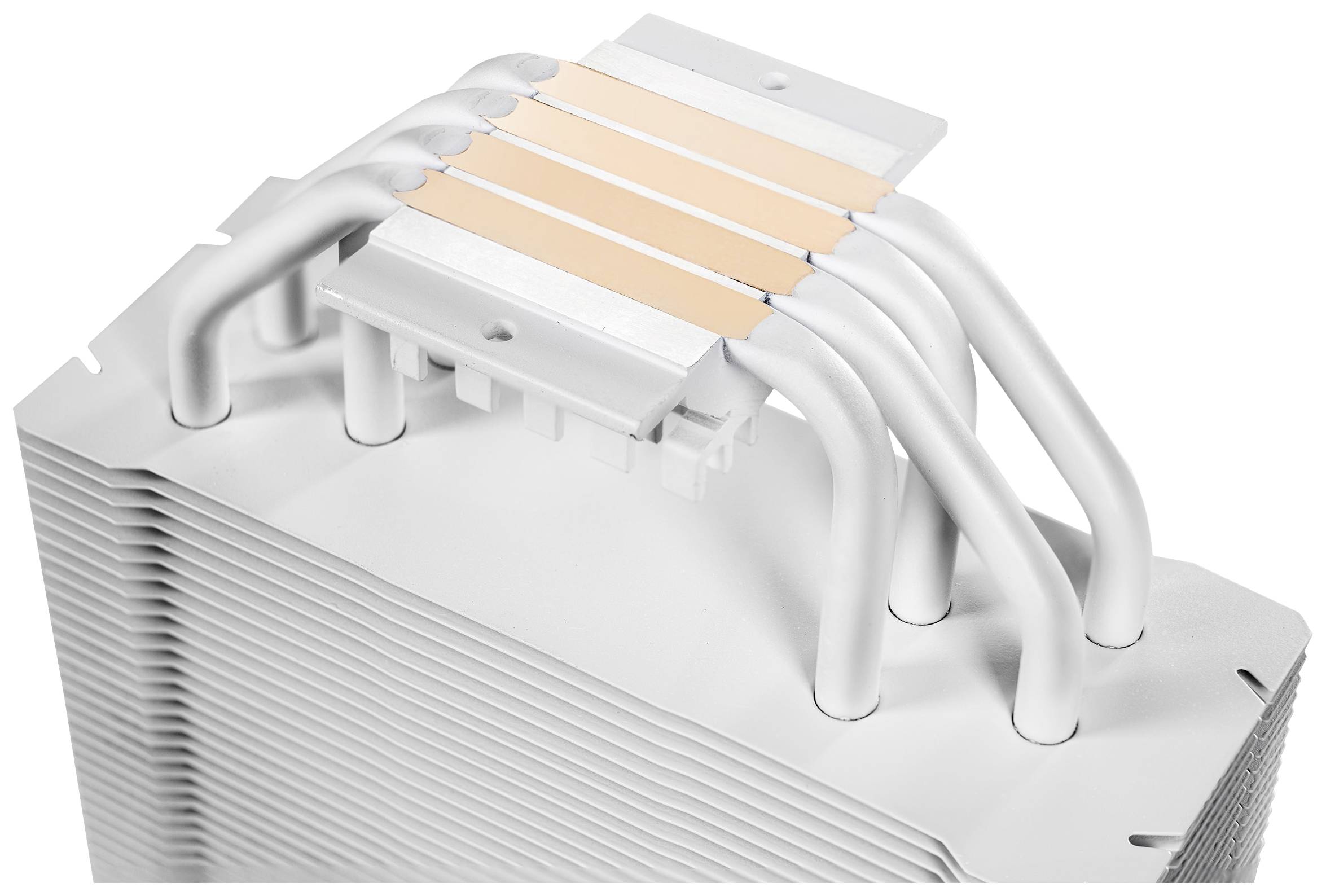 Zbliżenie chłodnicy procesora PC z wieloma srebrnymi żeberkami i miedzianymi rurkami cieplnymi służącymi do odprowadzania ciepła.