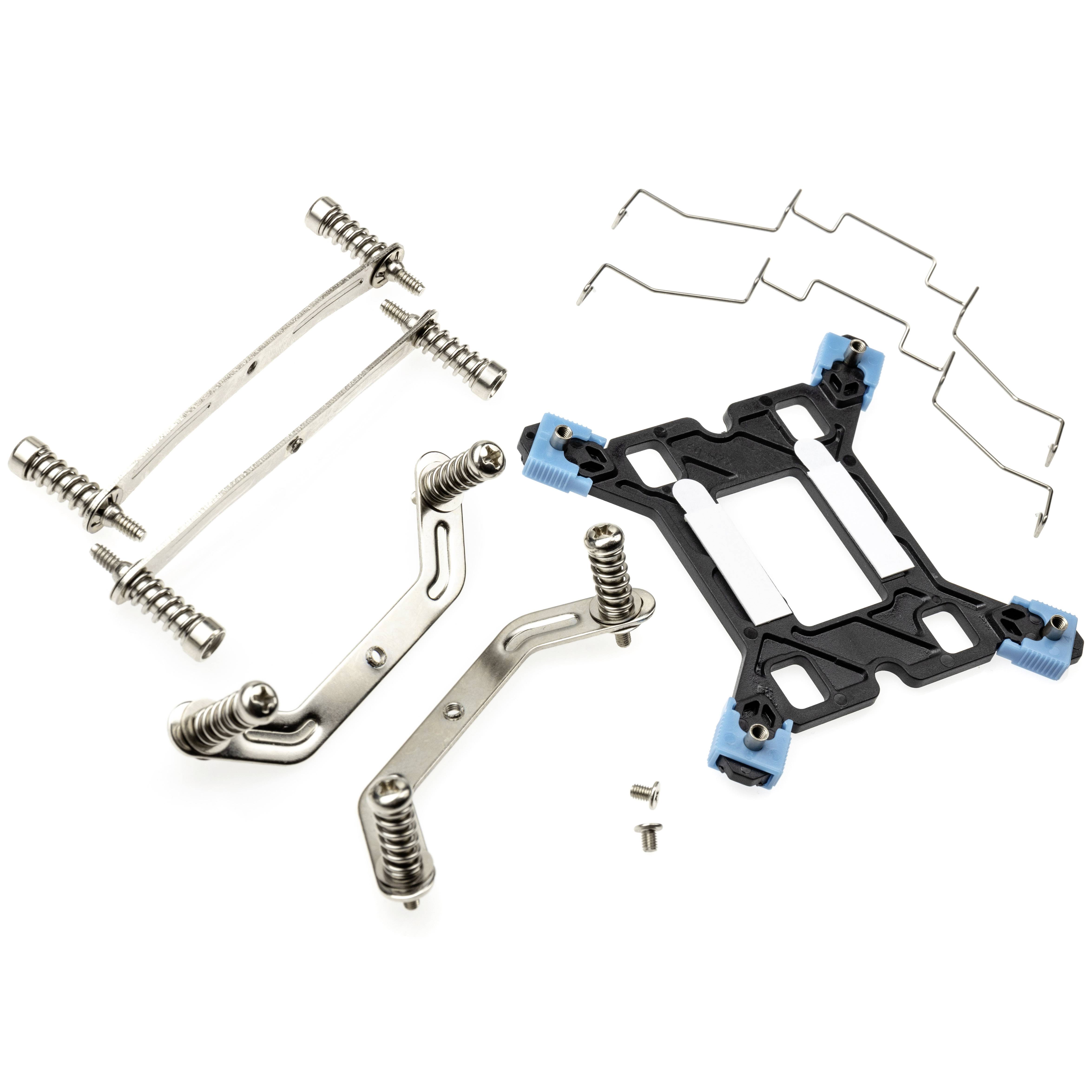 Komponenty zestawu montażowego chłodnicy procesora, w tym metalowe mocowania, śruby i plastikowe ramki, na białym tle.