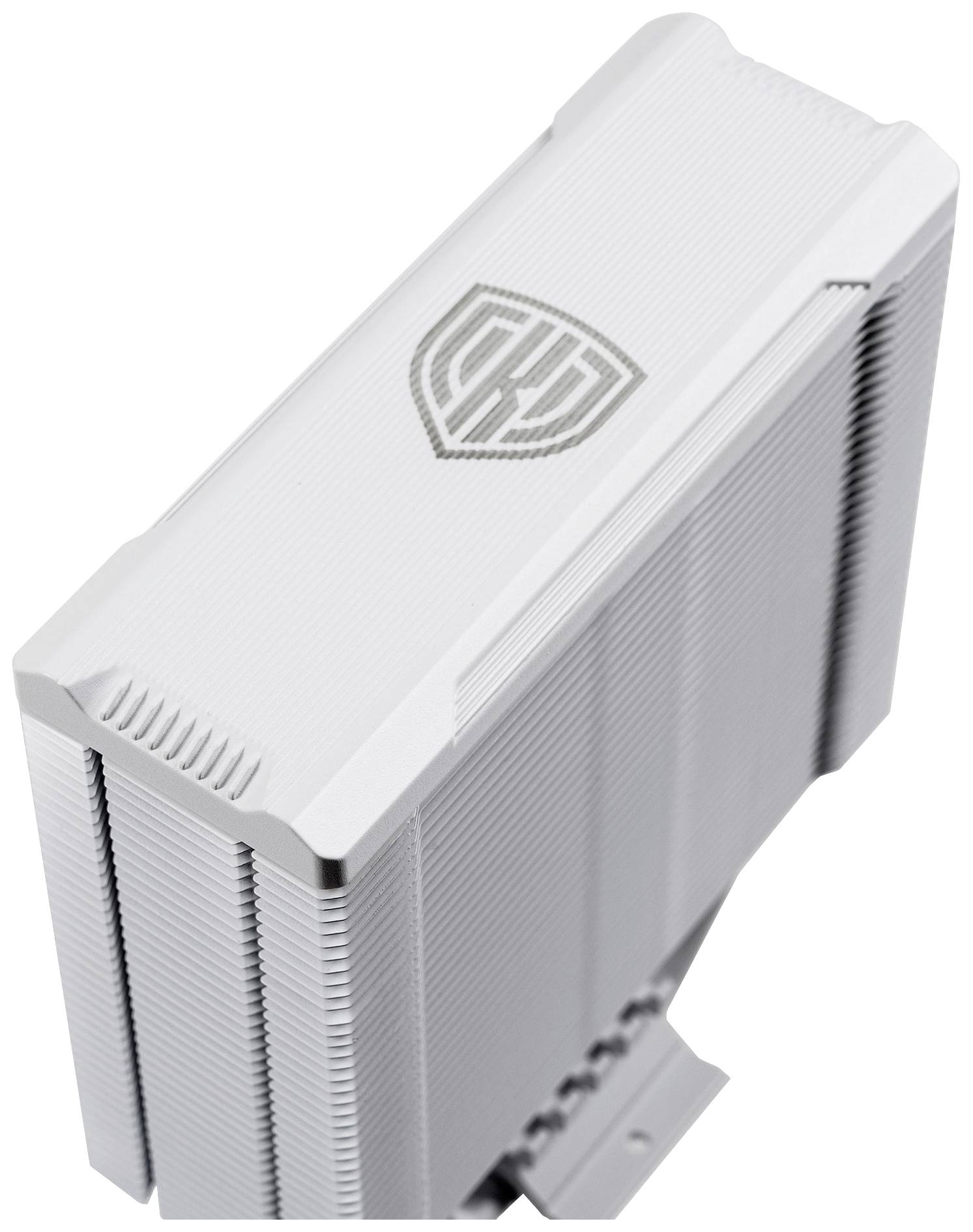 Srebrny radiator z pionowymi żeberkami, logo widoczne u góry. Element urządzenia elektronicznego, służący do odprowadzania ciepła.