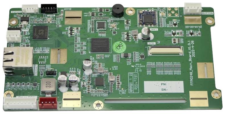 Zielona płytka elektroniczna z różnymi mikroukładami, złączami i elementami, przeznaczona do zastosowań technicznych.