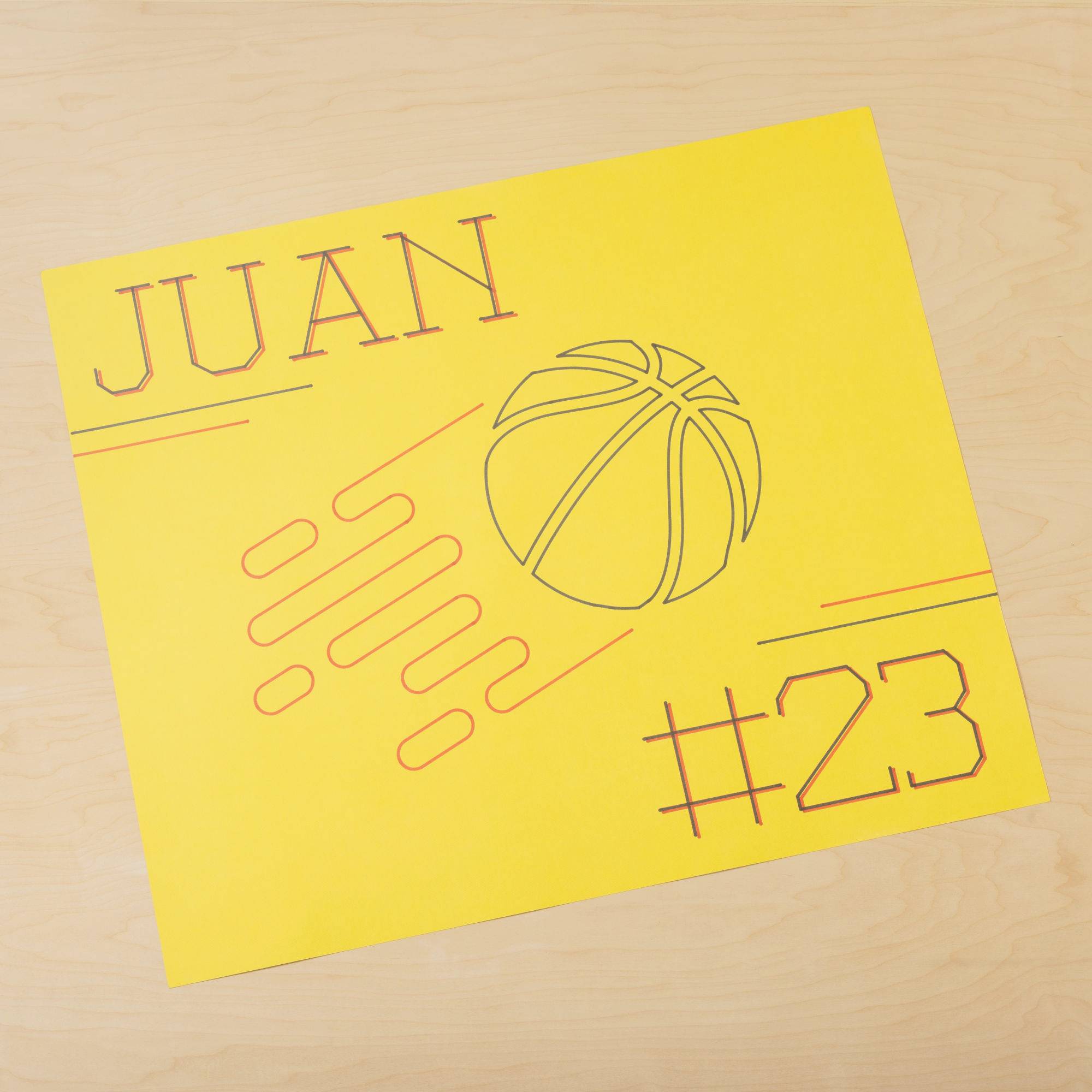 Żółty plakat z narysowaną piłką do koszykówki, imieniem 'JUAN' i numerem '#23'. Projekt oddaje ducha sportowej pasji.