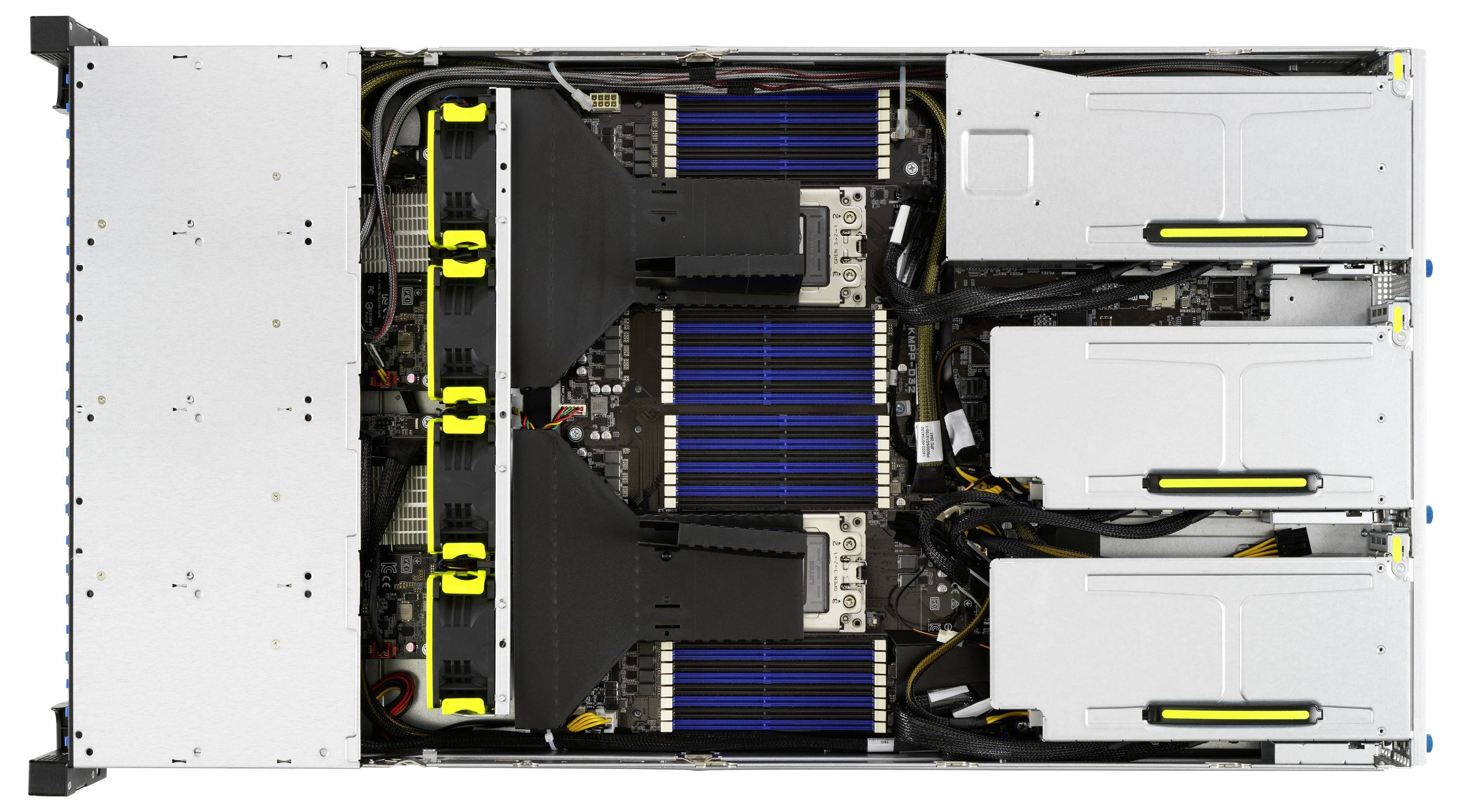 Obudowa serwera z wieloma elementami: Trzy duże metalowe płyty po prawej stronie, żeberka chłodzące pośrodku, kolorowe kable po lewej stronie.