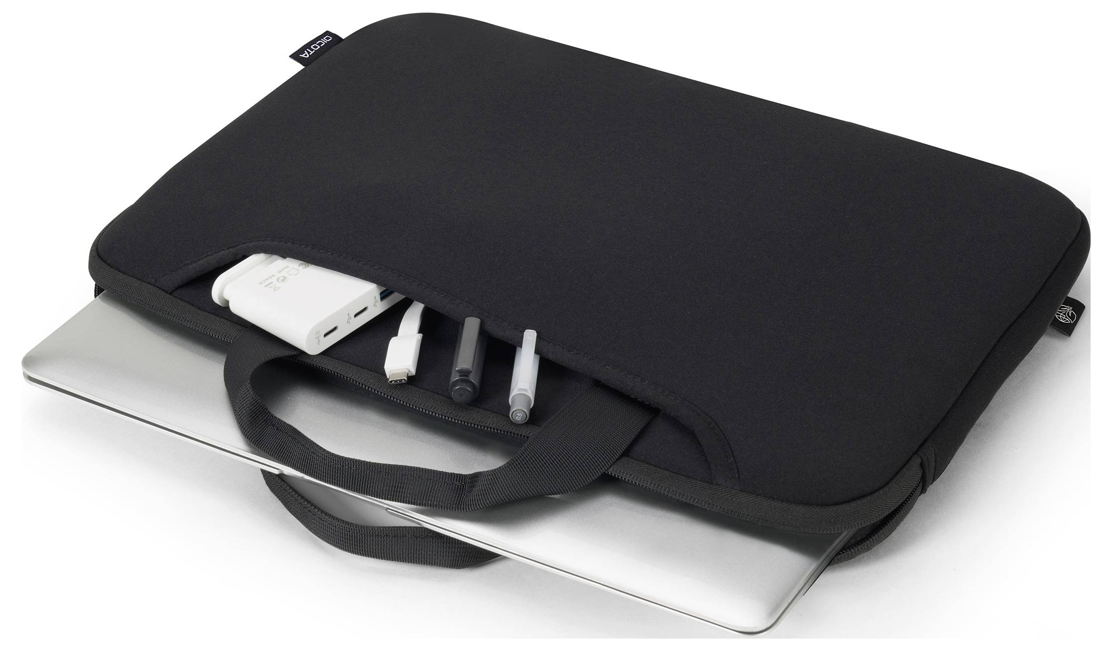 Czarna torba na laptopa, częściowo otwarta, ukazuje laptopa, kilka długopisów i adapter, które częściowo wystawają z torby.