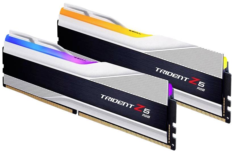 Dwa moduły pamięci RAM G.Skill Trident Z5 RGB z wielokolorowym podświetleniem, leżące na białej powierzchni.