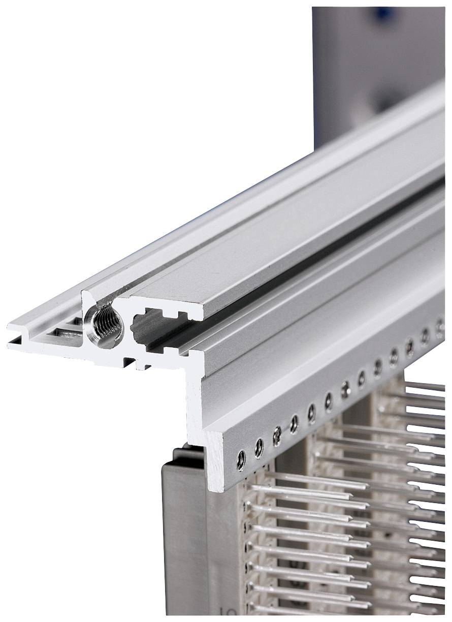 Profil aluminiowy z rowkiem i gwintem na płycie montażowej, wspierający mocowanie i strukturę elementów elektronicznych.