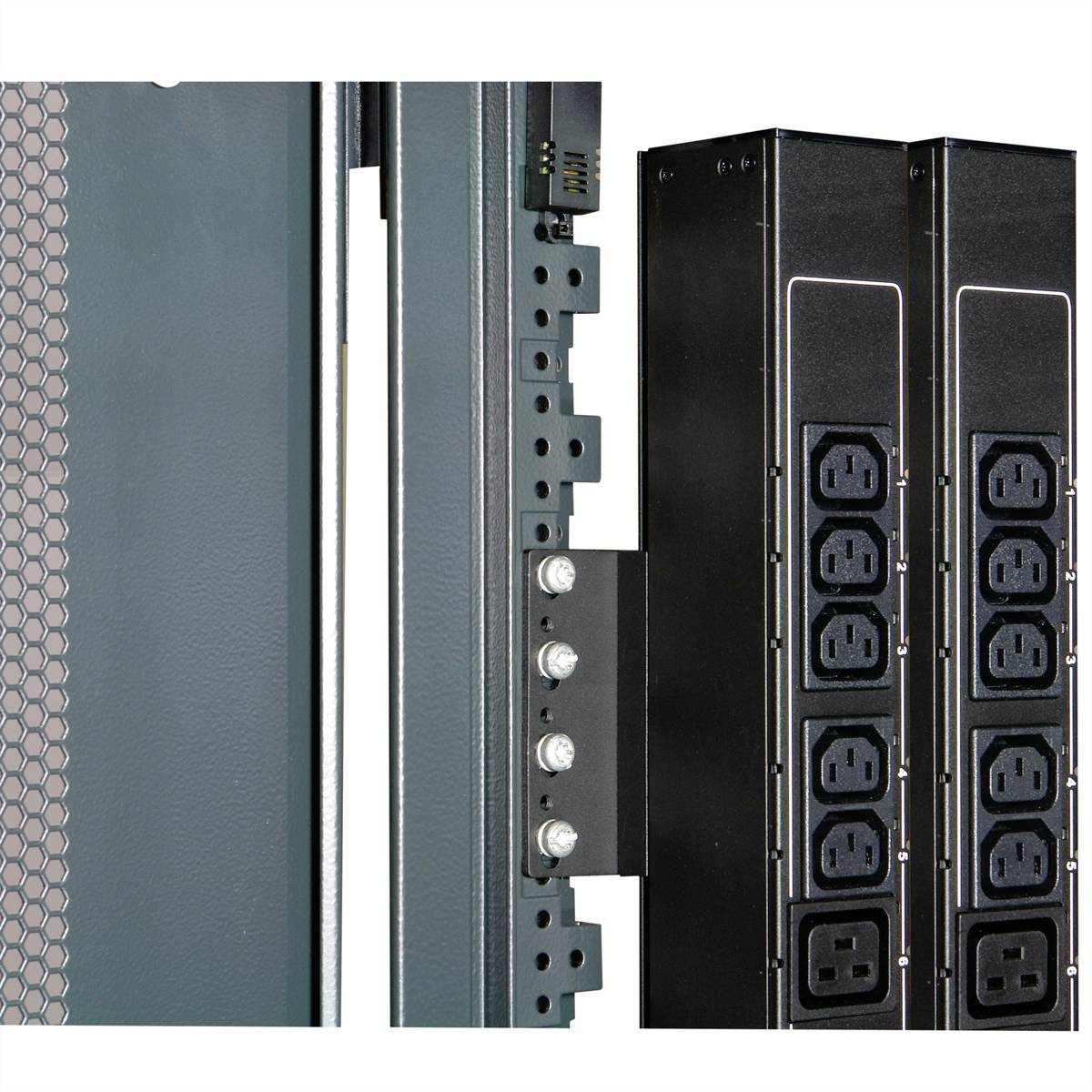 Widok szafy serwerowej z pionową jednostką dystrybucji zasilania (PDU) do zarządzania przyłączami elektrotechnicznymi w centrum danych.