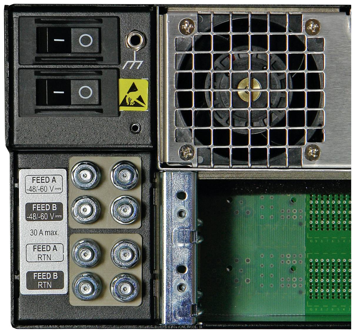 Elektroniczne urządzenie wyświetla przełączniki, wentylator oraz złącza z etykietami wejść 'FEED A' i 'FEED B', przystosowane do napięcia 48-60 V.