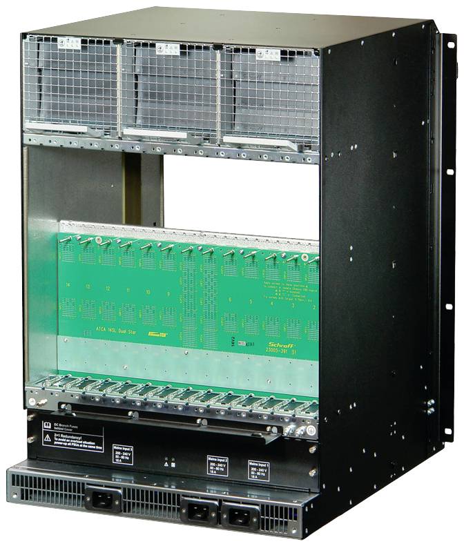 Stojak z osprzętem sieciowym, składający się z dużej, otwartej obudowy z wieloma slotami na karty rozszerzeń i kratkami wentylacyjnymi u góry.