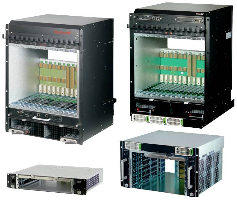 Cztery różne elektroniczne szafy sieciowe i obudowy serwerowe, otwarte, ukazujące wewnętrzne sloty i komponenty.