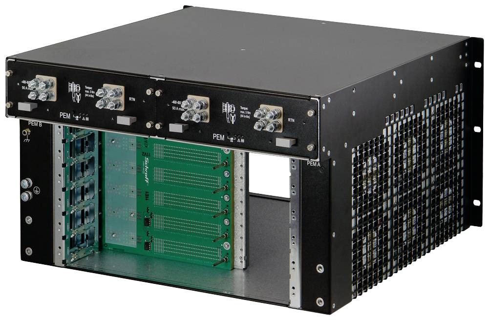 Czarna obudowa szafy serwerowej z otwartą przegrodą, widoczną zieloną płytą główną oraz modułami przyłączeniowymi z przodu.