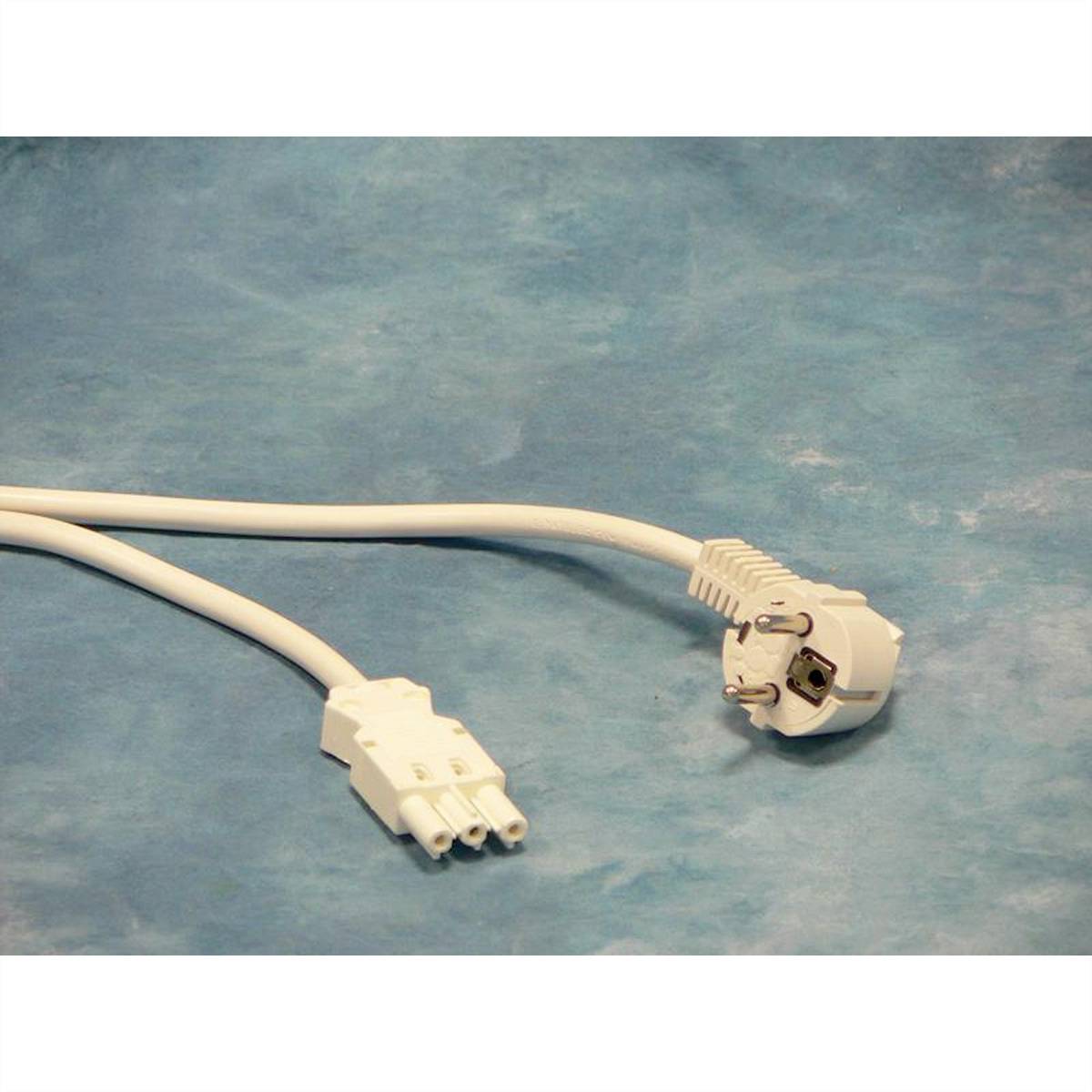 Białe przewód elektryczny z wtyczką trójbiegunową na niebieskim tle. Wtyczka znajduje się po prawej stronie, a przewód jest lekko skręcony.