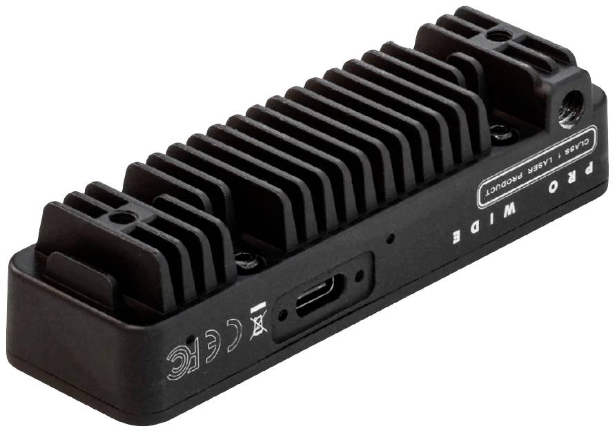 Czarny, prostokątny sensor laserowy z żebrowanym radiatorem i złączami po stronie. Odpowiedni do zastosowań przemysłowych.