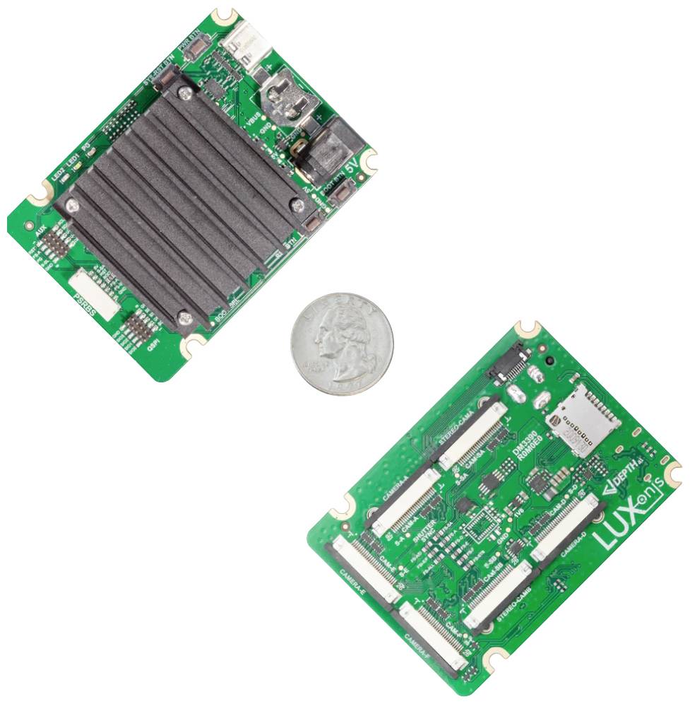 Dwie elektroniczne płytki drukowane o zielonej powierzchni z wieloma złączami, sfotografowane obok monety dla porównania rozmiaru.