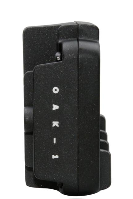 Mała, czarna, prostokątna kamera elektroniczna z napisem 'OAK-1' na boku.