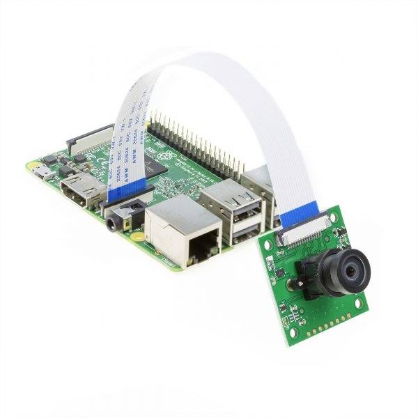 Raspberry Pi z podłączonym modułem kamery, połączony białą taśmą przewodzącą, na białym tle.