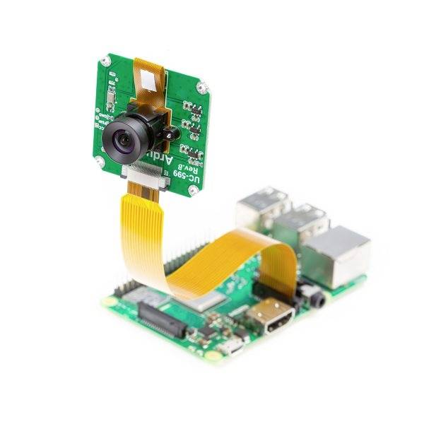 Mała zielona płytka drukowana z kamerą i przewodem taśmowym, zamontowana na Raspberry Pi.