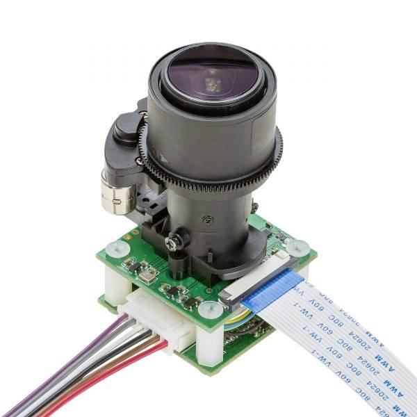 Obiektyw kamery zamontowany na zielonej płytce drukowanej z przewodem taśmowym i kolorowymi kablami do zastosowań elektronicznych.