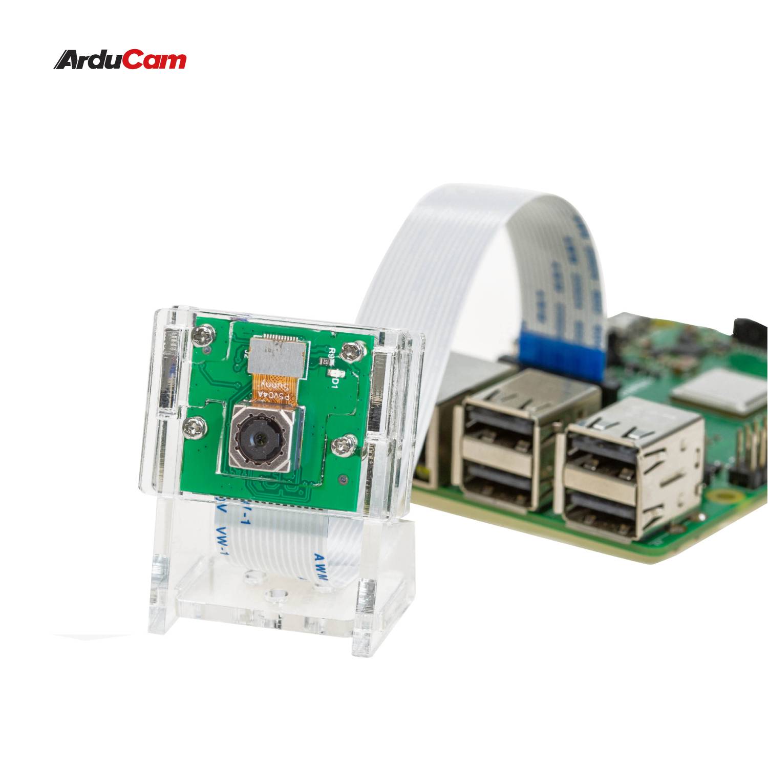 Mała kamera umieszczona na przezroczystym stojaku jest podłączona do płyty rozwojowej komputera posiadającej kilka portów USB.