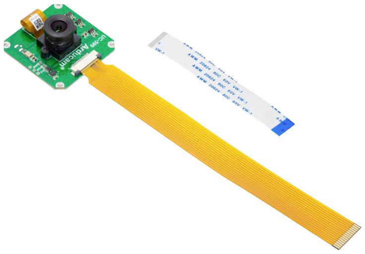 Moduł kamery z zielonym obwodem drukowanym i długim, płaskim przewodem przyłączeniowym; odpowiedni do projektów technicznych lub zastosowań w Raspberry Pi.