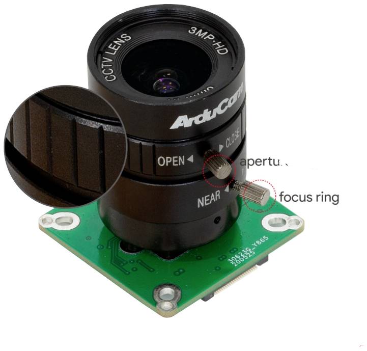 Zbliżenie obiektywu ArduCam CCTV na zielonej płytce drukowanej. Pierścienie ostrości i przysłony są oznaczone.