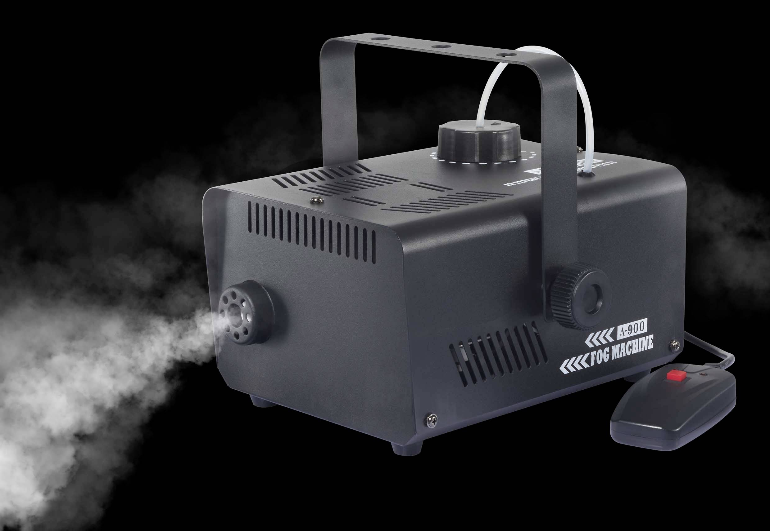 Maszyna mgielna w działaniu, wytwarzająca gęstą białą mgłę. Posiada czarną obudowę i przewodowe sterowanie z boku.