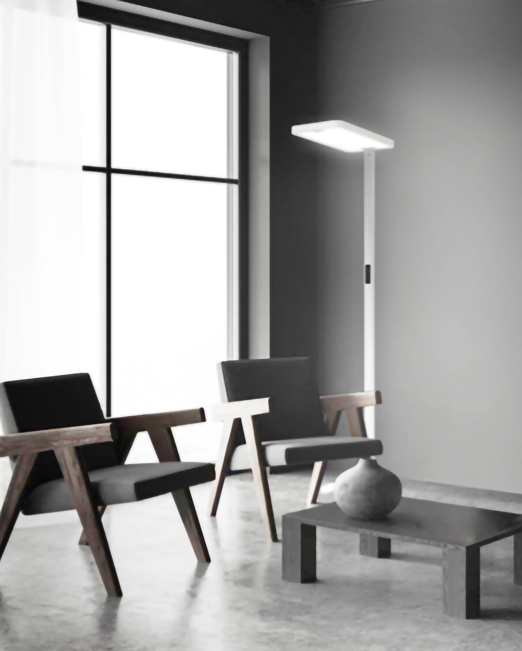 Dwa stylowe drewniane fotele i nowoczesny stolik kawowy w minimalistycznym pomieszczeniu z dużą przeszkloną ścianą i lampą stojącą.