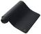 Czarna, zwijana podkładka na biurko wykonana z antypoślizgowego materiału z dyskretnym symbolem recyklingu w rogu. Idealna dla myszy komputerowej i klawiatury.