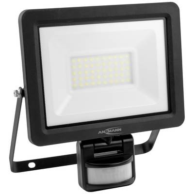 Reflektor LED z czujnikiem ruchu w czarnej obudowie, zamocowany na uchwycie. Zaprojektowany do oświetlenia zewnętrznego.