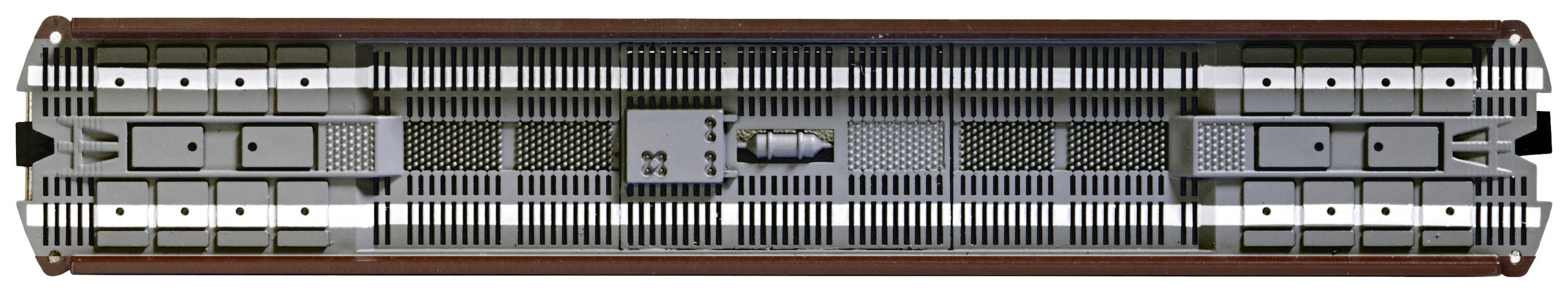 Pociąg towarowy widziany z góry, z widocznymi kontenerami na wagonach, ukazuje rozmieszczenie ładunku na długim odcinku torów kolejowych.