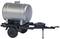 Srebrny przyczepka na wodę z dwoma kołami. Przyczepa posiada małą stopkę podpierającą i zapasowe koło zamocowane przy dyszlu.