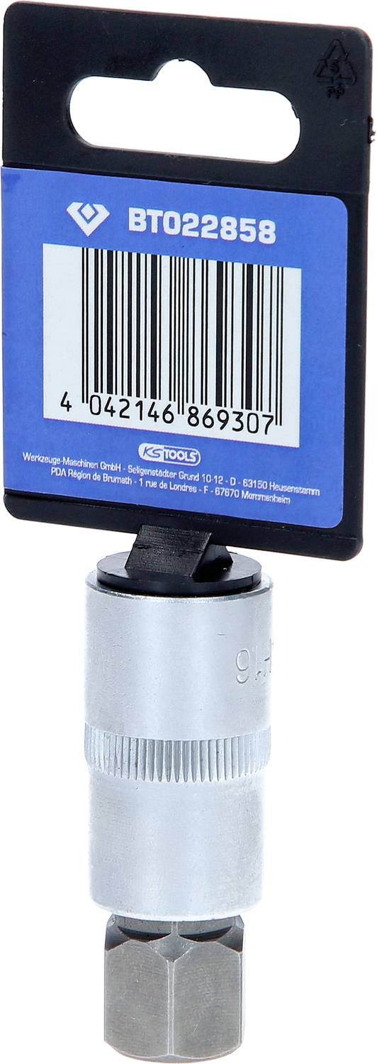 Metalowy adapter z gniazdem sześciokątnym, kodem kreskowym i etykietą 'BT022858'. Stosowany do demontażu pedałów. Zapakowany w plastikowy uchwyt.