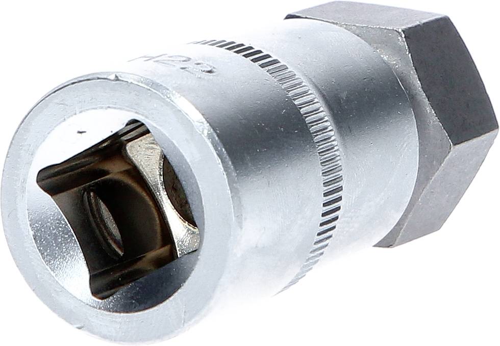 Srebrny adapter klucza nasadowego w kolorze metalu, o sześciokątnym kształcie, przeznaczony do użycia z grzechotkami do kluczy nasadowych.