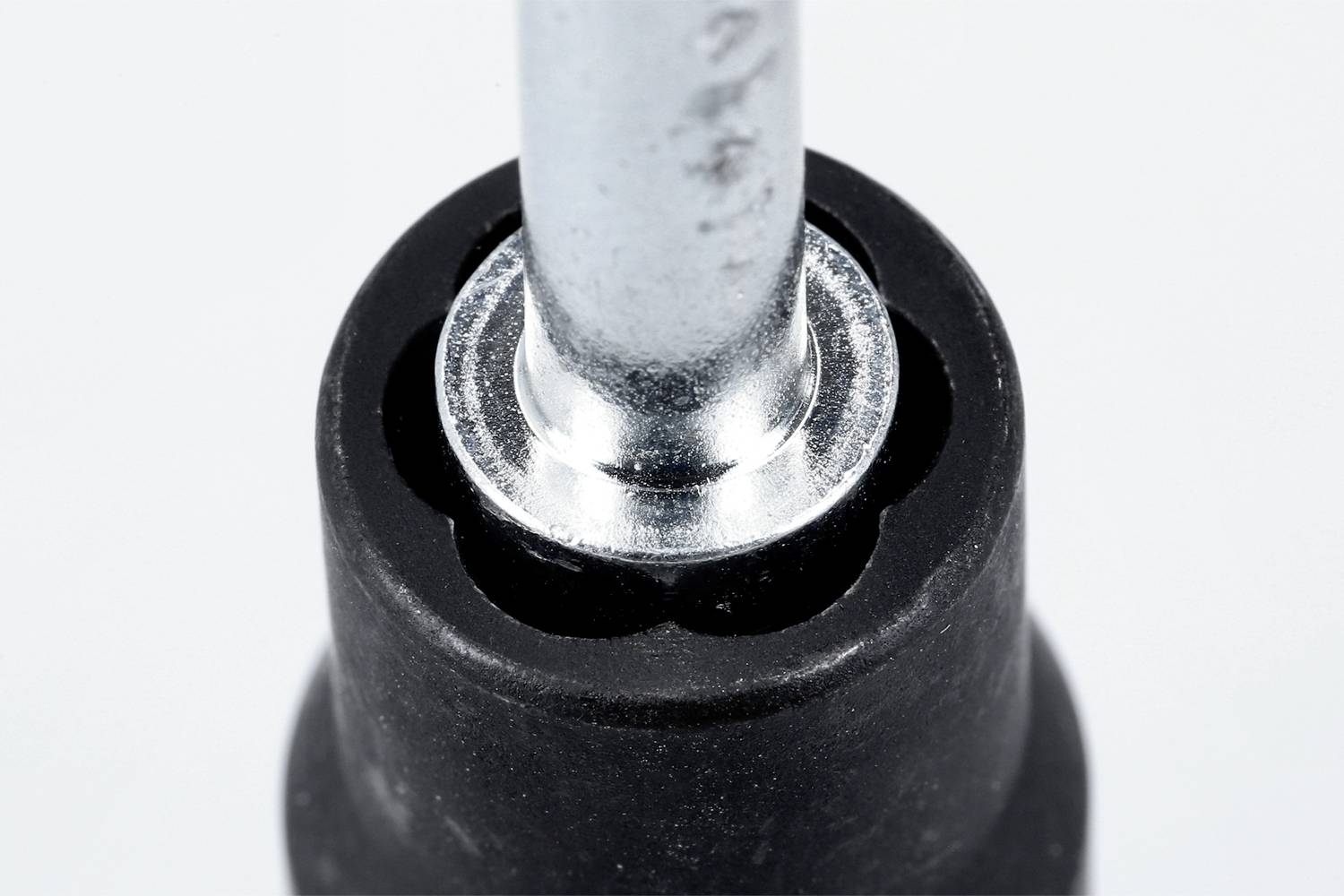 Zbliżenie wkrętaka z metalowym trzpieniem i czarną rękojeścią z tworzywa sztucznego.