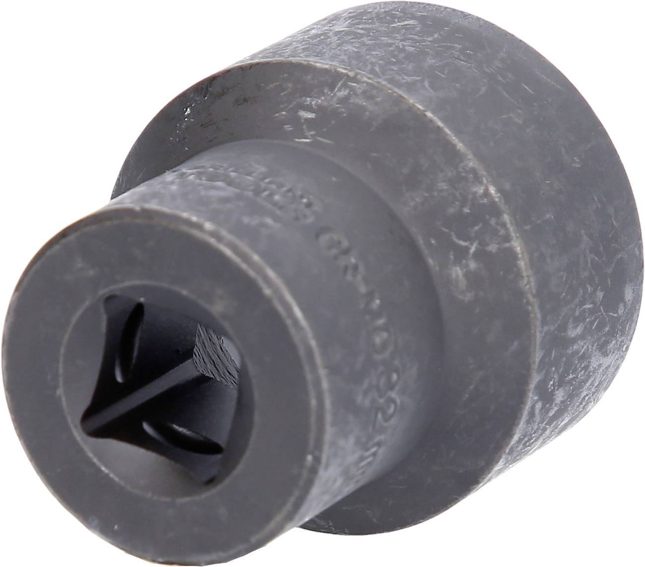 Czarny nasadowy klucz udarowy o powierzchni ryflowanej, cylindrycznym kształcie, końcówce kompatybilnej ze śrubami oraz kwadratowym wycięciu wewnętrznym.