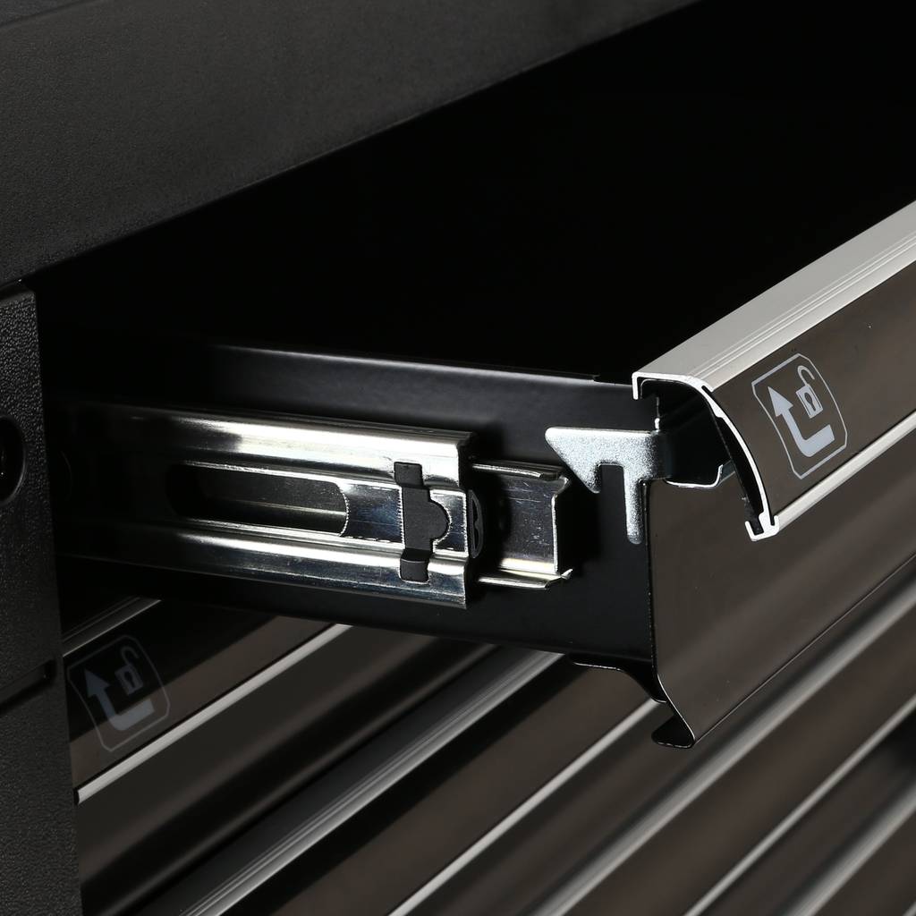 Częściowo otwarta metalowa szuflada z symbolem zamka na krawędzi, podkreślającym bezpieczeństwo i zamknięcie.