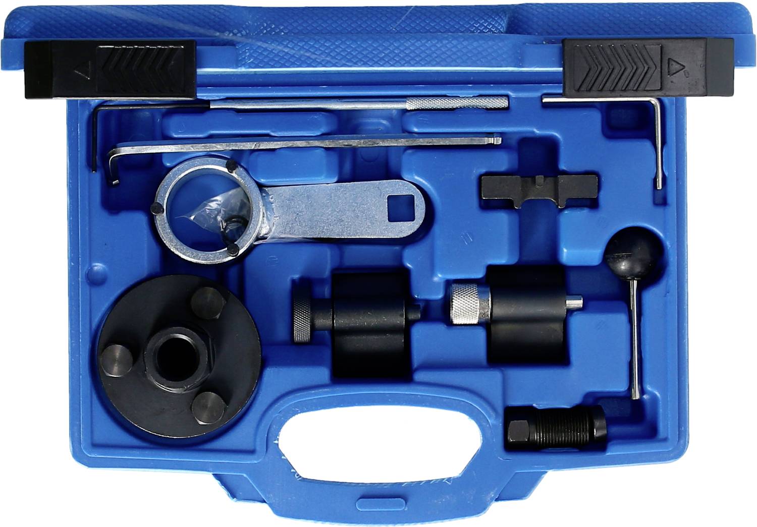 Niebieski kufer narzędziowy z różnymi metalowymi narzędziami, w tym kluczami, szczypcami i śrubokrętami, ułożonymi precyzyjnie.